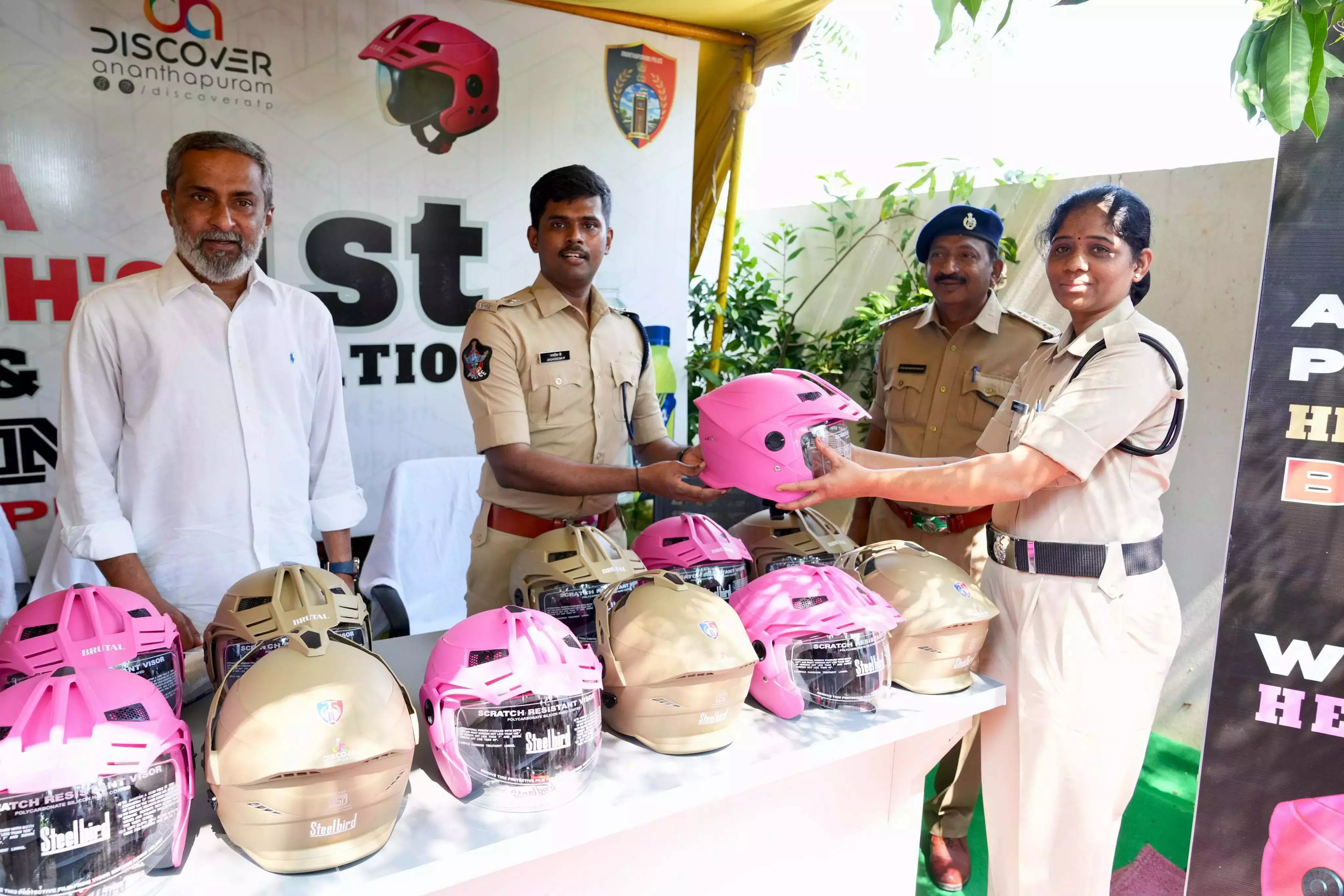 Anantapur में पुलिस के लिए हेलमेट और हाइड्रेशन बैंक शुरू Anantapur में पुलिस के लिए हेलमेट और हाइड्रेशन बैंक शुरू
