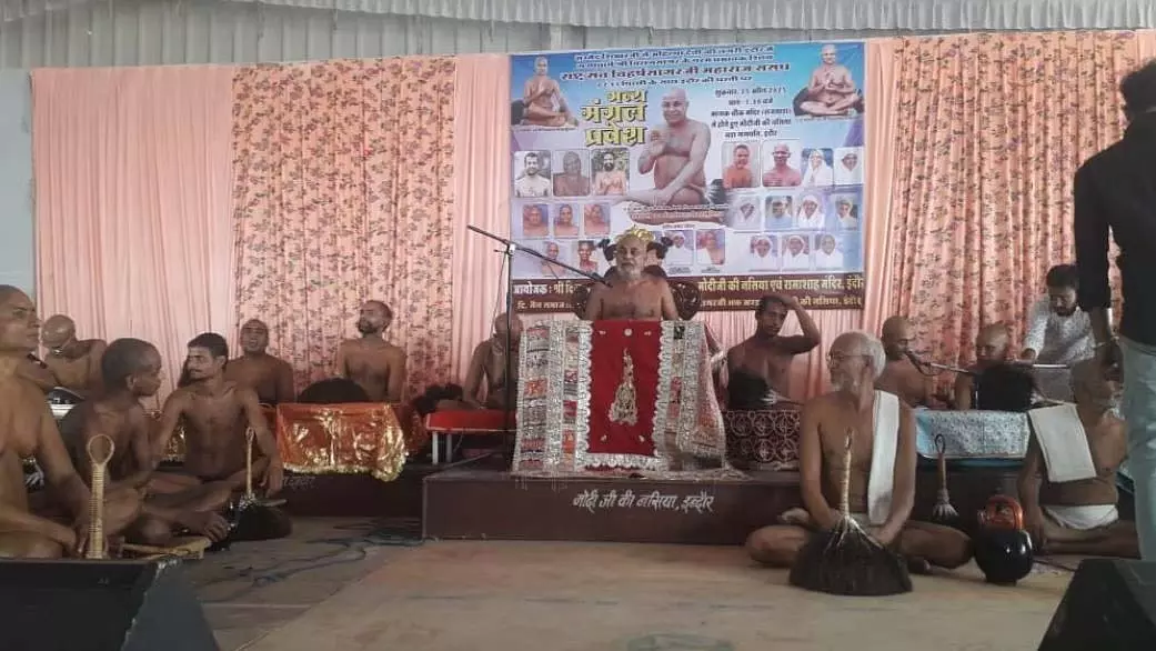 आचार्य विहार सागर के इंदौर आगमन पर भव्य स्वागत आचार्य विहार सागर के इंदौर आगमन पर भव्य स्वागत
