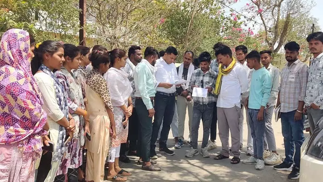 आदिवासी समूह ने मध्य प्रदेश के सैलाना में आधार केंद्र की मांग की आदिवासी समूह ने मध्य प्रदेश के सैलाना में आधार केंद्र की मांग की
