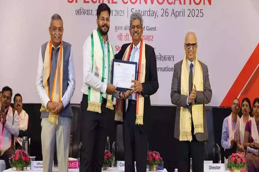 EMBA कार्यक्रम से 124 छात्र स्नातक हुए EMBA कार्यक्रम से 124 छात्र स्नातक हुए