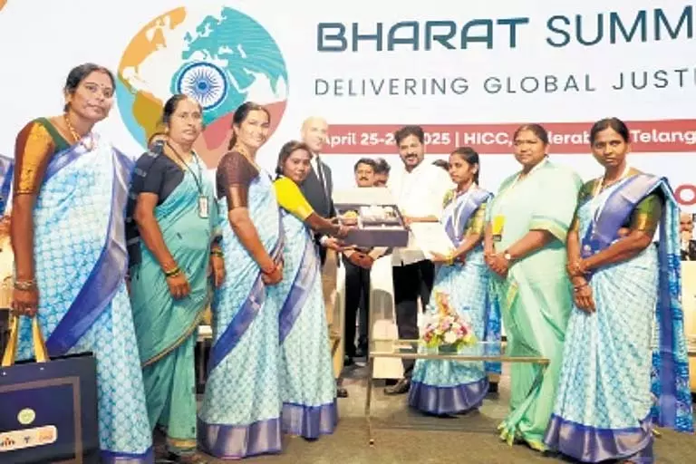 राज्य GCC-EV, डेटा सेंटर के केंद्र के रूप में उभर रहा: सीएम रेवंत राज्य GCC-EV, डेटा सेंटर के केंद्र के रूप में उभर रहा: सीएम रेवंत