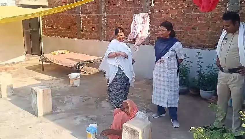 95 वर्षीय महिला को बेटे ने छत पर रखा, एमपी के जबलपुर में 95 वर्षीय महिला को बेटे ने छत पर रखा, एमपी के जबलपुर में