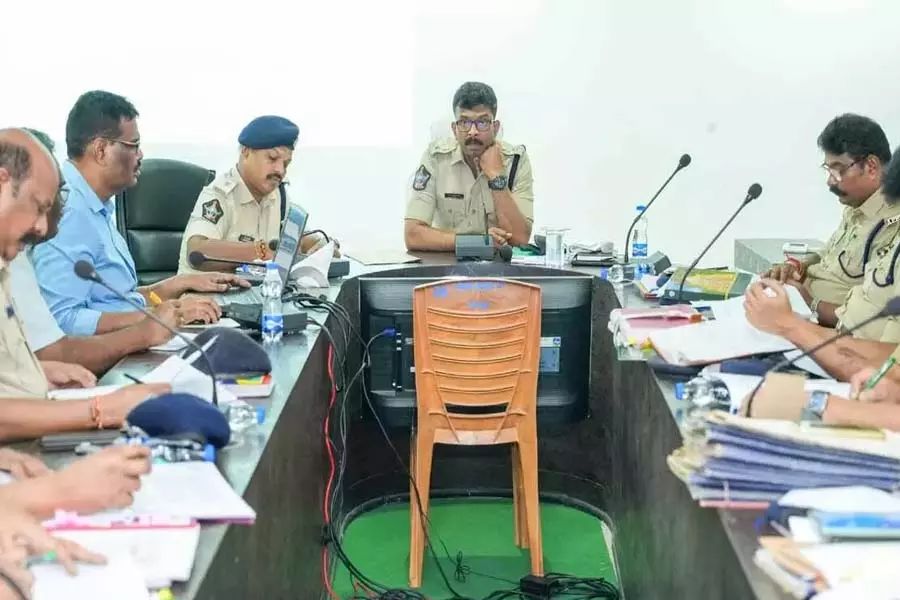लंबे समय से लंबित गंभीर मामलों का जल्द निपटारा करें: एसपी राजू लंबे समय से लंबित गंभीर मामलों का जल्द निपटारा करें: एसपी राजू