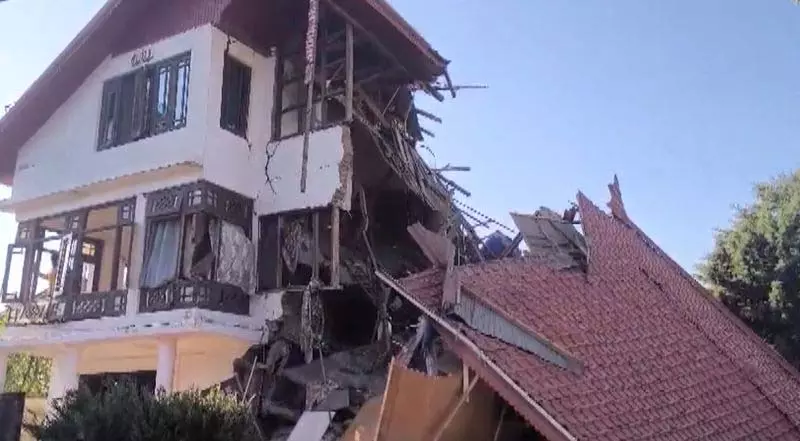 आतंकवाद पर कार्रवाई: J-K में तीन और आतंकवादियों के घर ध्वस्त आतंकवाद पर कार्रवाई: J-K में तीन और आतंकवादियों के घर ध्वस्त