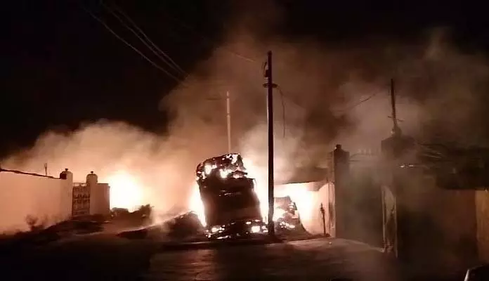 ग्वालियर में भीषण आग में 4 लोग घायल; 6 घर, 2 वाहन और कई टन चारा जलकर राख ग्वालियर में भीषण आग में 4 लोग घायल; 6 घर, 2 वाहन और कई टन चारा जलकर राख
