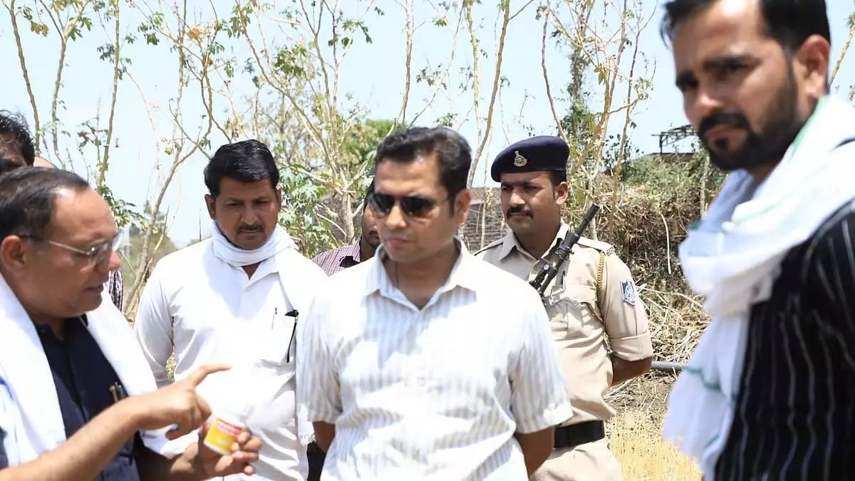 कलेक्टर सिंह ने सुसनेर में वैज्ञानिक तरीके से पराली प्रबंधन का आह्वान किया कलेक्टर सिंह ने सुसनेर में वैज्ञानिक तरीके से पराली प्रबंधन का आह्वान किया