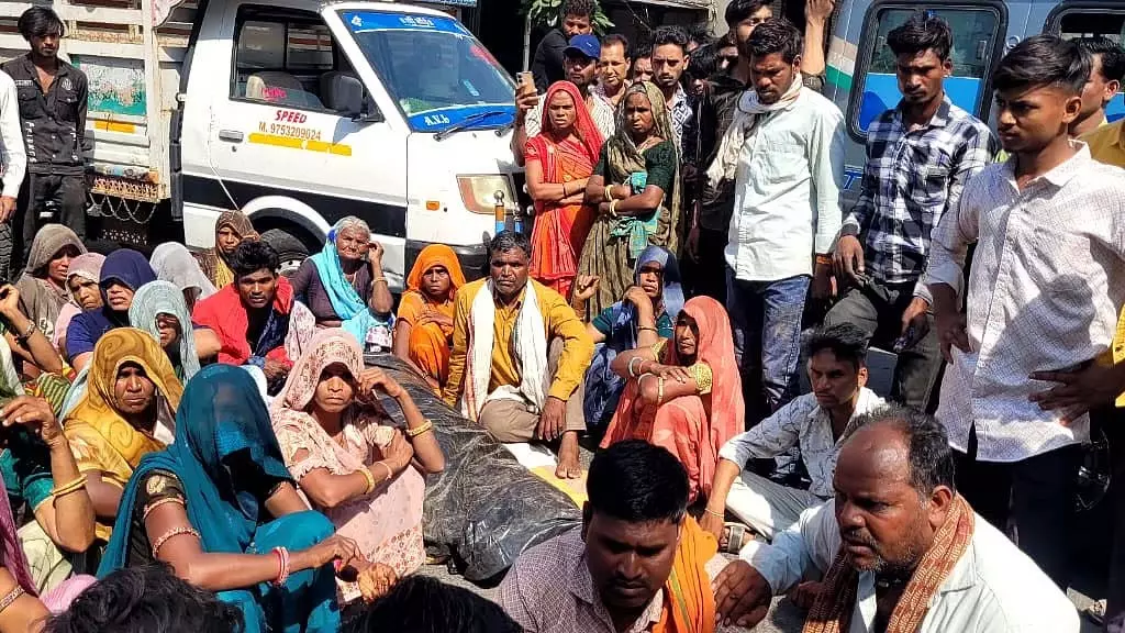 बदनावर-सरदारपुर मार्ग पर ग्रामीणों द्वारा शव रखने के बाद यातायात जाम बदनावर-सरदारपुर मार्ग पर ग्रामीणों द्वारा शव रखने के बाद यातायात जाम