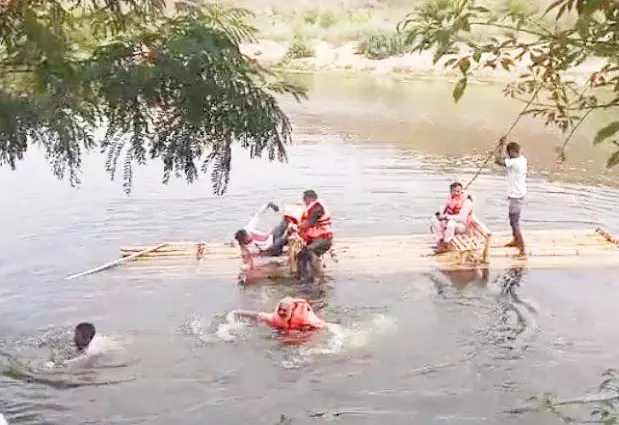 नदी में डूबते-डूबते बचे बीजेपी नेता और गनमैन नदी में डूबते-डूबते बचे बीजेपी नेता और गनमैन
