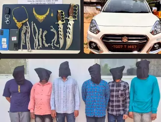 Telangana: पुलिस ने दिनदहाड़े डकैती का पर्दाफाश किया, 6 गिरफ्तार Telangana: पुलिस ने दिनदहाड़े डकैती का पर्दाफाश किया, 6 गिरफ्तार