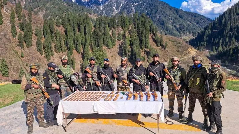 Kupwara में आतंकवादी ठिकाने का भंडाफोड़, भारी मात्रा में हथियार और गोलाबारूद बरामद Kupwara में आतंकवादी ठिकाने का भंडाफोड़, भारी मात्रा में हथियार और गोलाबारूद बरामद