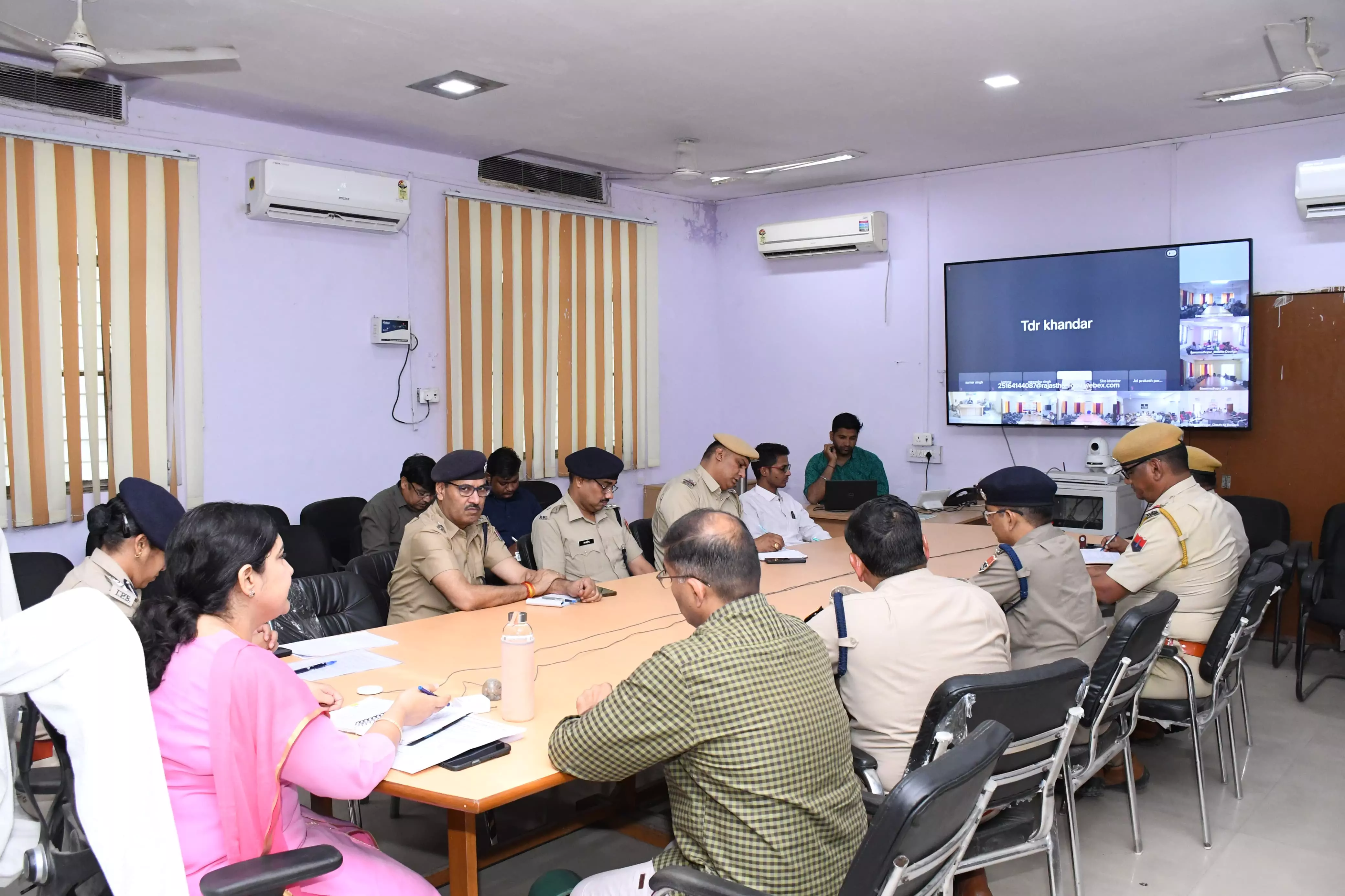 Madhopur: जिले में कानून व्यवस्था को ले कर जिला कलेक्टर एवं पुलिस अधीक्षक ने वर्चुअल बैठक Madhopur: जिले में कानून व्यवस्था को ले कर जिला कलेक्टर एवं पुलिस अधीक्षक ने वर्चुअल बैठक