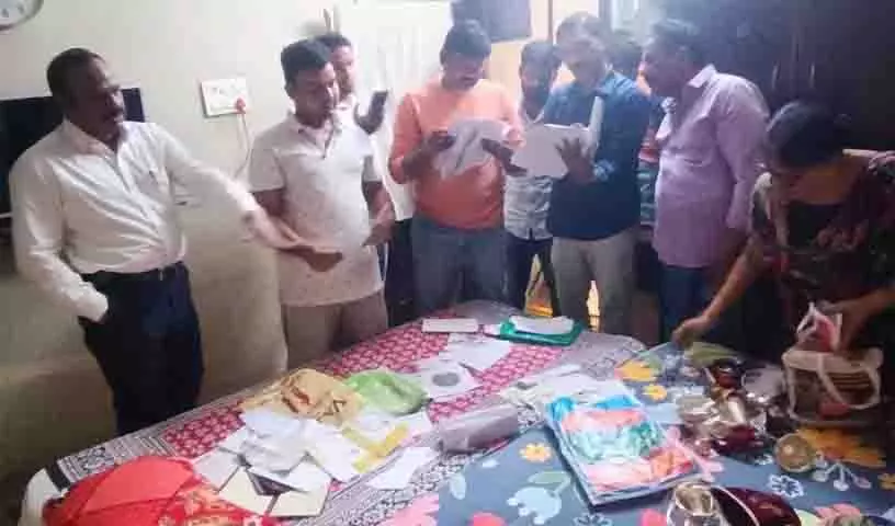 Kothagudem में कलेश्वरम इंजीनियर-इन-चीफ के रिश्तेदार के घर पर छापा मारा Kothagudem में कलेश्वरम इंजीनियर-इन-चीफ के रिश्तेदार के घर पर छापा मारा