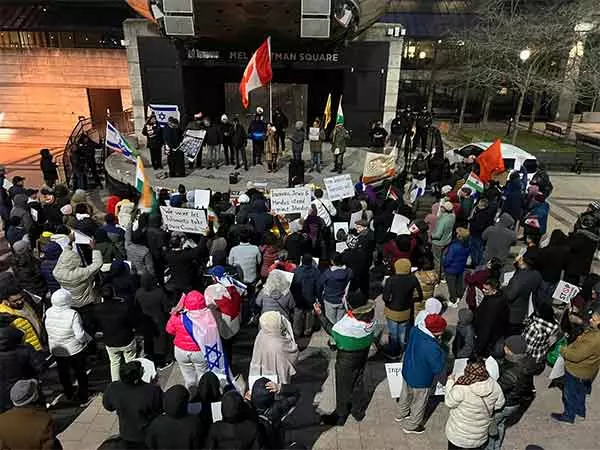 टोरंटो में विशाल जनसभा में कनाडा से कश्मीर हमले के बाद पाकिस्तान को आतंकवादी देश घोषित करने की अपील की गई टोरंटो में विशाल जनसभा में कनाडा से कश्मीर हमले के बाद पाकिस्तान को आतंकवादी देश घोषित करने की अपील की गई