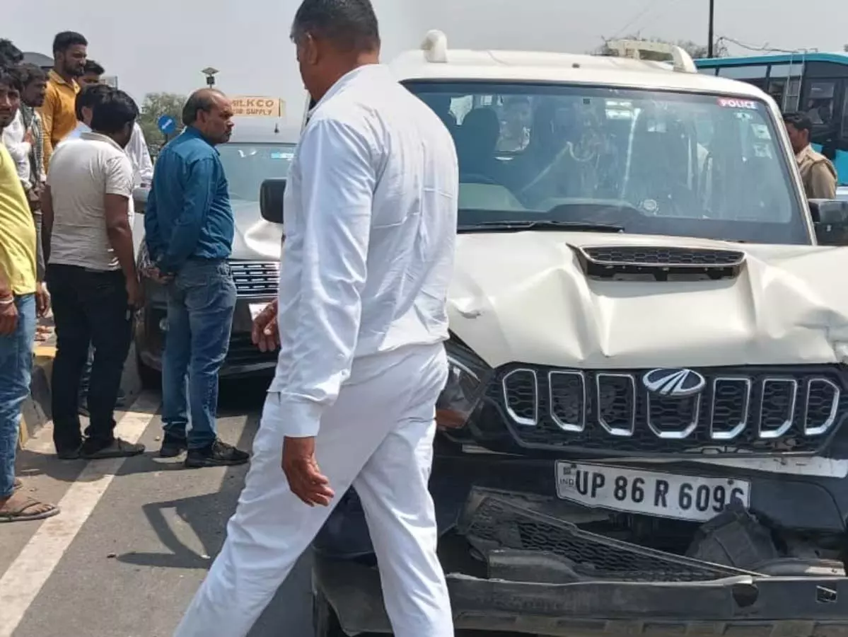 BIG BREAKING: सपा सांसद के काफिले पर करणी सेना ने किया हमला, देखें VIDEO... BIG BREAKING: सपा सांसद के काफिले पर करणी सेना ने किया हमला, देखें VIDEO...