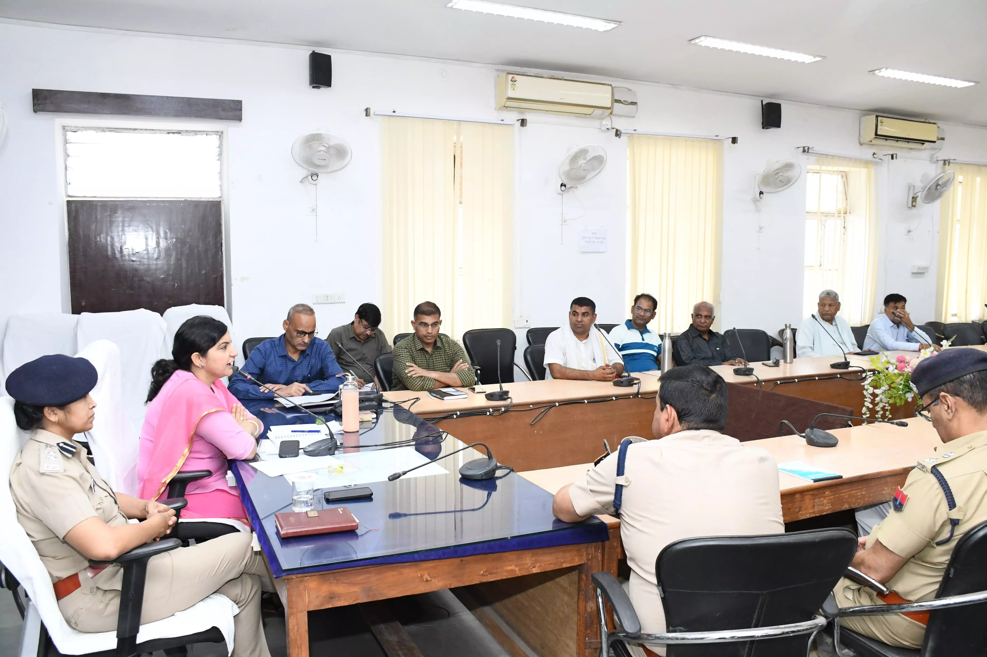 Madhopur: जिला कलेक्टर एवं पुलिस अधीक्षक की अध्यक्षता में शांति समिति की बैठक Madhopur: जिला कलेक्टर एवं पुलिस अधीक्षक की अध्यक्षता में शांति समिति की बैठक