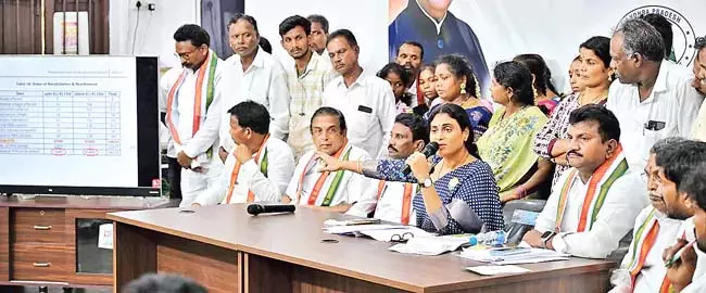 मुआवजे की राशि बचाने के लिए पोलावरम की ऊंचाई कम की गई : YS Sharmila मुआवजे की राशि बचाने के लिए पोलावरम की ऊंचाई कम की गई : YS Sharmila