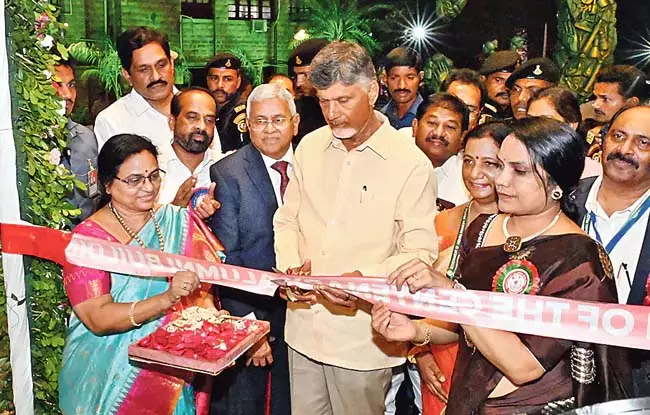 दस वर्षों में सभी क्षेत्रों में बड़े बदलाव होंगे : CM Naidu दस वर्षों में सभी क्षेत्रों में बड़े बदलाव होंगे : CM Naidu