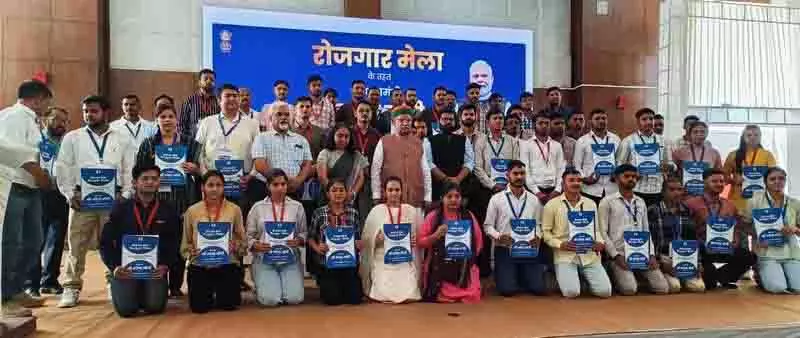 Meghwal ने 56 नियुक्तियों को नियुक्ति पत्र सौंपे Meghwal ने 56 नियुक्तियों को नियुक्ति पत्र सौंपे