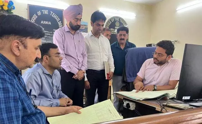 DC ने अरनिया-बिश्नाह में गिरदावरी पंजीकरण का निरीक्षण किया DC ने अरनिया-बिश्नाह में गिरदावरी पंजीकरण का निरीक्षण किया