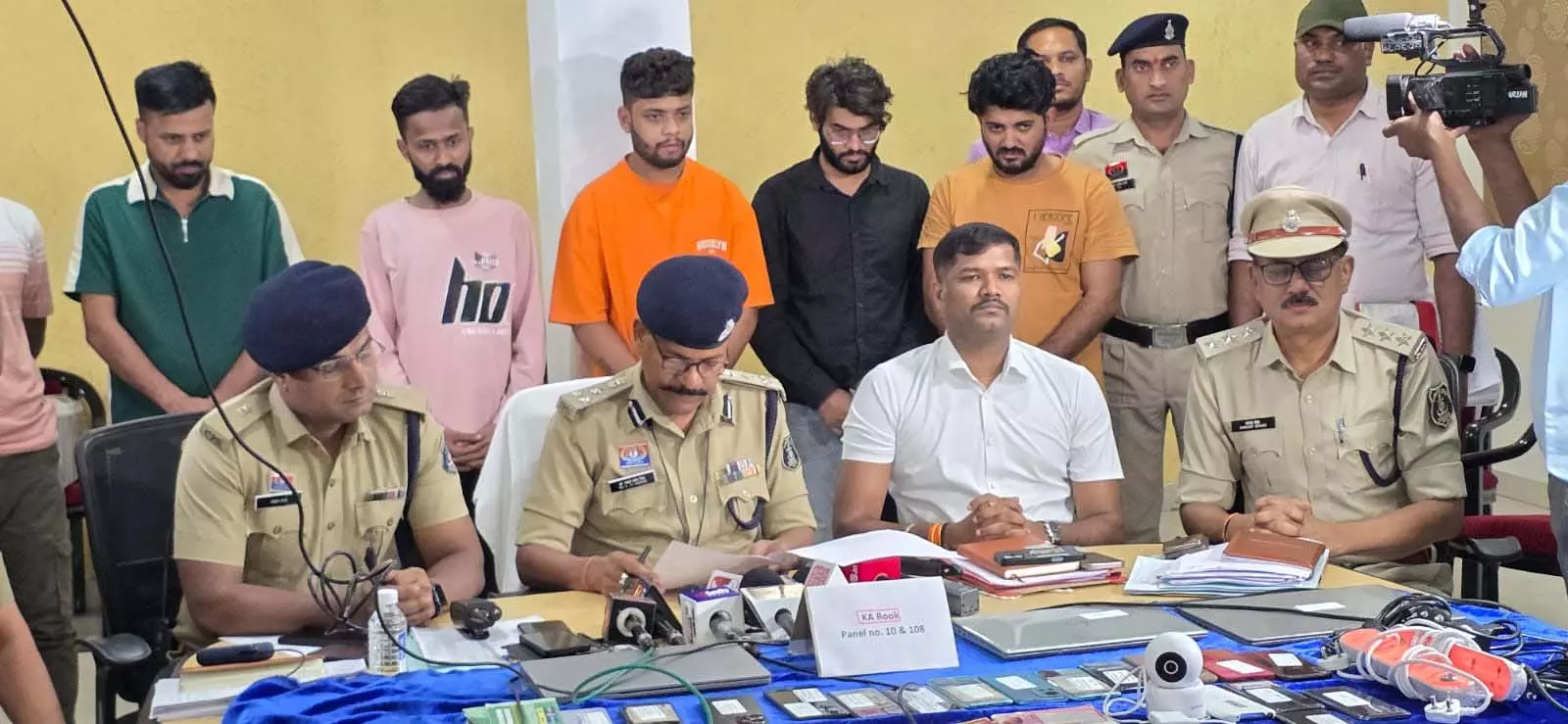 रायपुर पुलिस ने मारी रेड, दिल्ली के द्वारका से 6 सटोरिए गिरफ्तार रायपुर पुलिस ने मारी रेड, दिल्ली के द्वारका से 6 सटोरिए गिरफ्तार