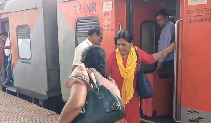 रायपुर स्टेशन पहुंची ट्रेन तो कश्मीर से लौटे पर्यटकों ने ली राहत की सांस रायपुर स्टेशन पहुंची ट्रेन तो कश्मीर से लौटे पर्यटकों ने ली राहत की सांस