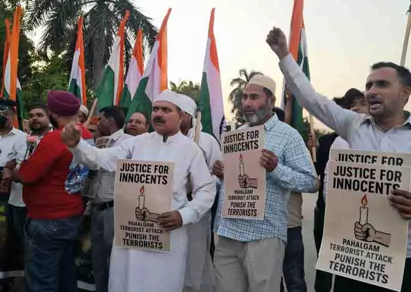 Chandigarh निवासियों ने पहलगाम हमले के पीड़ितों के प्रति शोक व्यक्त करते हुए कैंडल मार्च और विशेष प्रार्थना की Chandigarh निवासियों ने पहलगाम हमले के पीड़ितों के प्रति शोक व्यक्त करते हुए कैंडल मार्च और विशेष प्रार्थना की