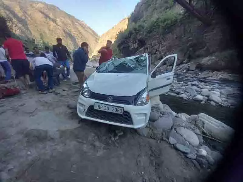 Himachal: कार खाई में गिरी, दो लोगों की मौत Himachal: कार खाई में गिरी, दो लोगों की मौत