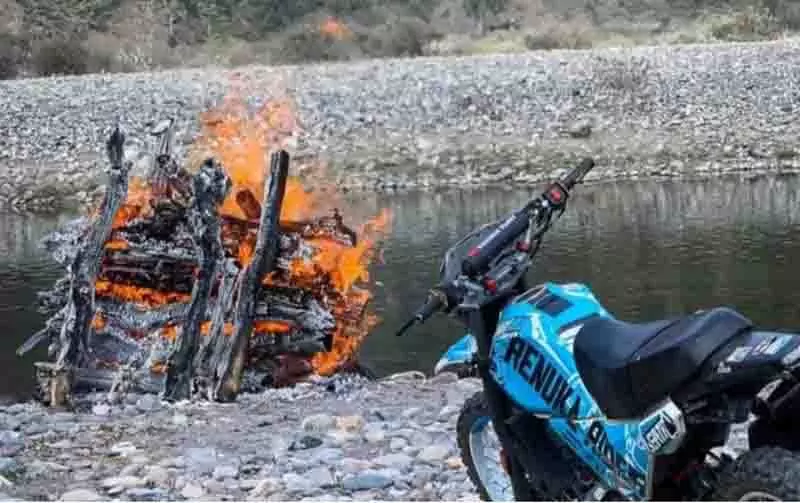 Himachal: एक बाइक सवार के अंतिम क्षितिज पर पहरा देती Himachal: एक बाइक सवार के अंतिम क्षितिज पर पहरा देती