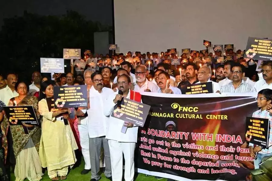 एफएनसीसी ने पहलगाम आतंकी हमले की निंदा की, श्रद्धांजलि स्वरूप मोमबत्ती जुलूस निकाला एफएनसीसी ने पहलगाम आतंकी हमले की निंदा की, श्रद्धांजलि स्वरूप मोमबत्ती जुलूस निकाला