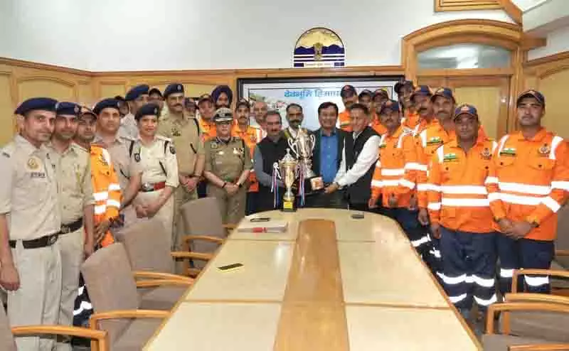 CM सुखू ने गृह विभाग को SDRF के साथ मिलकर डॉग स्क्वॉड गठित करने को कहा CM सुखू ने गृह विभाग को SDRF के साथ मिलकर डॉग स्क्वॉड गठित करने को कहा