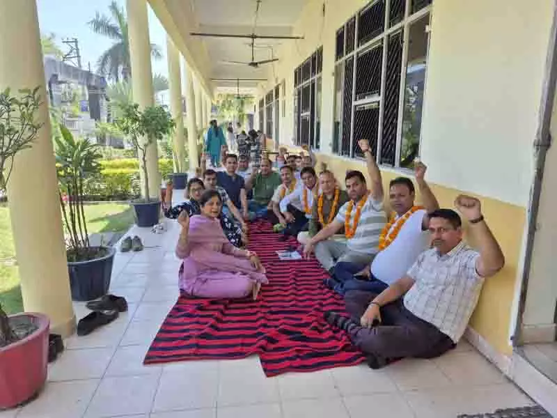 JCDAV कॉलेज स्टाफ वेतन और पदोन्नति बकाया को लेकर भूख हड़ताल पर बैठा JCDAV कॉलेज स्टाफ वेतन और पदोन्नति बकाया को लेकर भूख हड़ताल पर बैठा