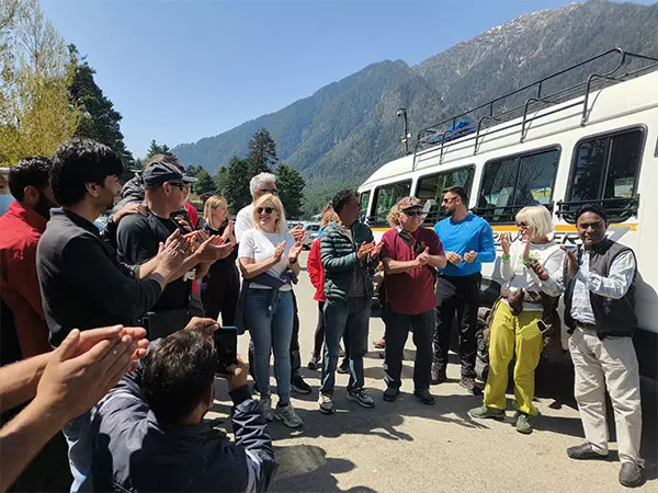 डर को मात देकर, सुंदरता को अपनाते हुए: पर्यटक आशा और विश्वास के साथ Pahalgam लौटे डर को मात देकर, सुंदरता को अपनाते हुए: पर्यटक आशा और विश्वास के साथ Pahalgam लौटे