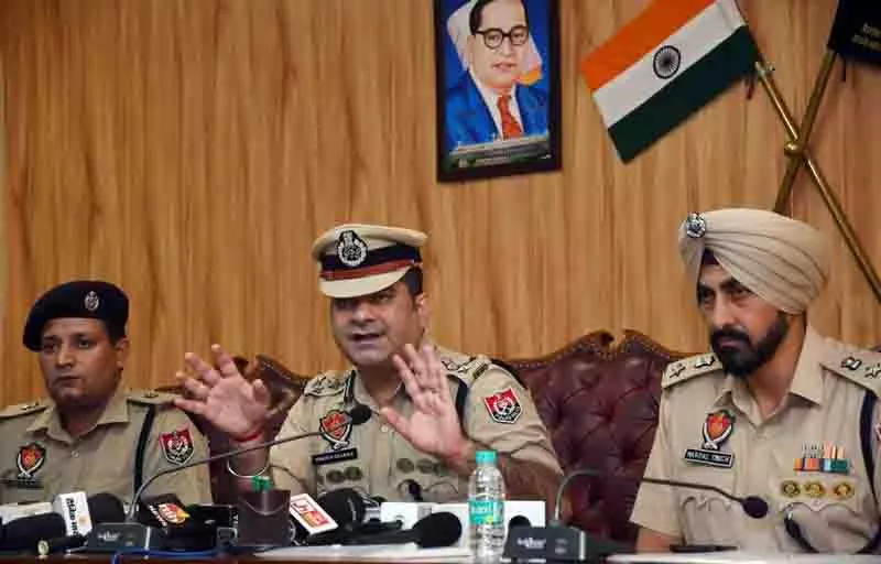 Police ने 25 ड्रग तस्करों के घरों पर छापा मारा, छह गिरफ्तार Police ने 25 ड्रग तस्करों के घरों पर छापा मारा, छह गिरफ्तार