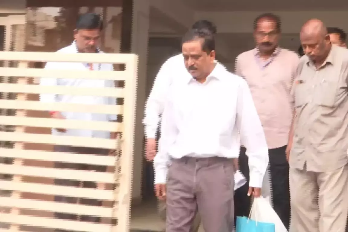 कादम्बरी जेठवानी मामला: उच्च रक्तचाप के कारण पीएसआर अंजनेयुलु से CID पूछताछ रुकी कादम्बरी जेठवानी मामला: उच्च रक्तचाप के कारण पीएसआर अंजनेयुलु से CID पूछताछ रुकी