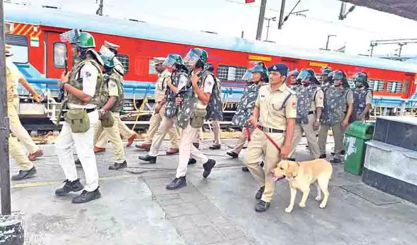 RPF, GRP ने सिकंदराबाद रेलवे स्टेशन पर एहतियाती सुरक्षा जांच की RPF, GRP ने सिकंदराबाद रेलवे स्टेशन पर एहतियाती सुरक्षा जांच की