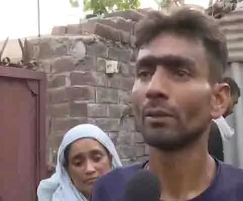 हमारी झुग्गी जलकर खाक हो गई: Rohini अग्निकांड में मिट्ठू ने अपनी आपबीती सुनाई हमारी झुग्गी जलकर खाक हो गई: Rohini अग्निकांड में मिट्ठू ने अपनी आपबीती सुनाई