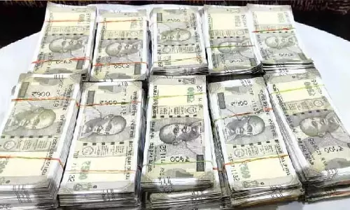 तुरंत पुलिस को दी जानकारी, बैंक कर्मचारी को पता चल गई चौंकाने वाली बात