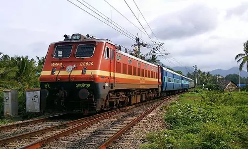 सिलम्बू एक्सप्रेस ट्रेन में विद्युत खराबी: डेढ़ घंटे देरी