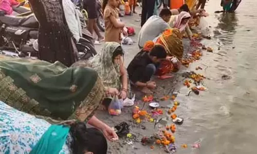 वैशाख अमावस्या: प्रयागराज में संगम तट पर लगा श्रद्धालुओं का तांता, स्नान-दान के साथ किया पितृ तर्पण वैशाख अमावस्या: प्रयागराज में संगम तट पर लगा श्रद्धालुओं का तांता, स्नान-दान के साथ किया पितृ तर्पण