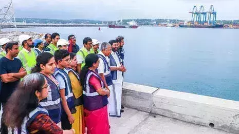 kerala: मुख्यमंत्री पिनाराई विजयन और परिवार ने विझिनजाम बंदरगाह का दौरा किया kerala: मुख्यमंत्री पिनाराई विजयन और परिवार ने विझिनजाम बंदरगाह का दौरा किया