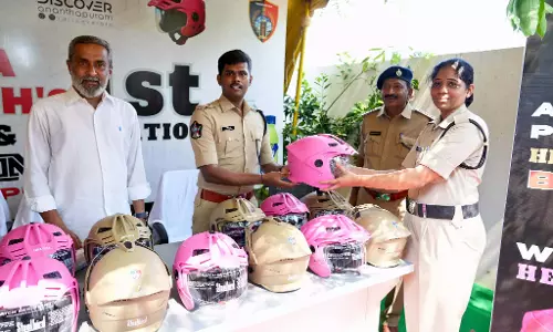 Anantapur में पुलिस के लिए हेलमेट और हाइड्रेशन बैंक शुरू