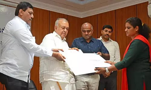 KSRTC ने दुर्घटना में मारे गए ड्राइवरों के परिवारों को एक-एक करोड़ की सहायता राशि सौंपी KSRTC ने दुर्घटना में मारे गए ड्राइवरों के परिवारों को एक-एक करोड़ की सहायता राशि सौंपी