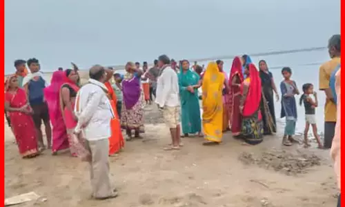नदी में नहाने के दौरान पांच बच्चे डूबे, दो बच्चियों की मौत, परिजनों में कोहराम मचा नदी में नहाने के दौरान पांच बच्चे डूबे, दो बच्चियों की मौत, परिजनों में कोहराम मचा