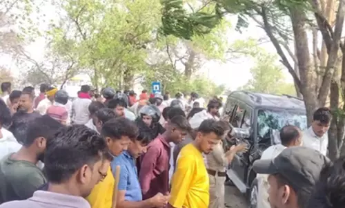 स्कॉर्पियो और बाइक की टक्कर में तीन की मौत, एक घायल स्कॉर्पियो और बाइक की टक्कर में तीन की मौत, एक घायल
