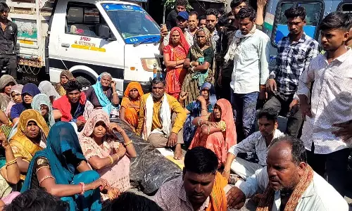 बदनावर-सरदारपुर मार्ग पर ग्रामीणों द्वारा शव रखने के बाद यातायात जाम