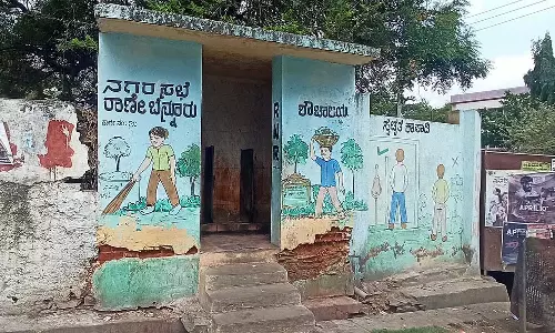 शौचालयों की मरम्मत न होने से लोगों का विरोध प्रदर्शन