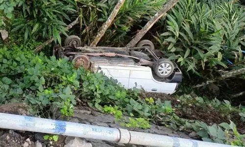 कार पलटने के बाद घायल पत्नी को छोड़कर पति डूबा, स्थानीय लोगों ने बचाया
