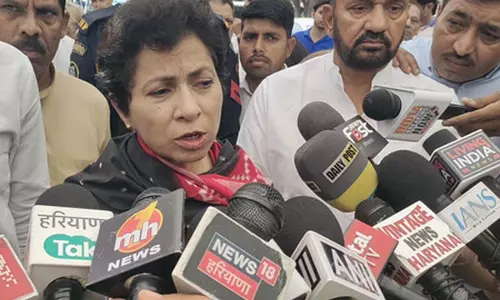 विनय नरवाल के घर पहुंची कुमारी सैलजा, बोलीं - पहलगाम हमले को लेकर सवाल बहुत विनय नरवाल के घर पहुंची कुमारी सैलजा, बोलीं - पहलगाम हमले को लेकर सवाल बहुत