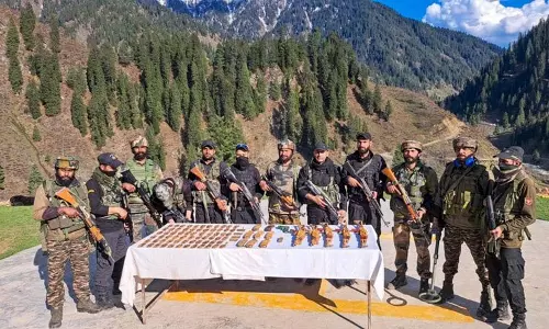 Kupwara में आतंकवादी ठिकाने का भंडाफोड़, भारी मात्रा में हथियार और गोलाबारूद बरामद