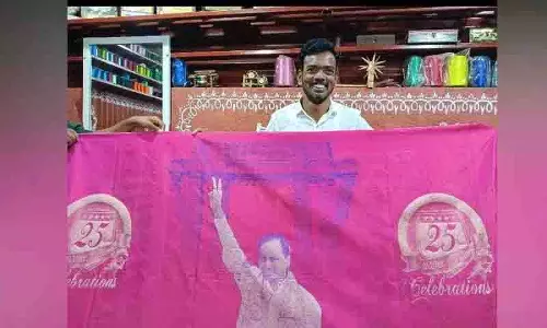सिरिसिला बुनकर ने BRS रजत जयंती से पहले केसीआर के लिए विशेष चांदी का शॉल तैयार किया